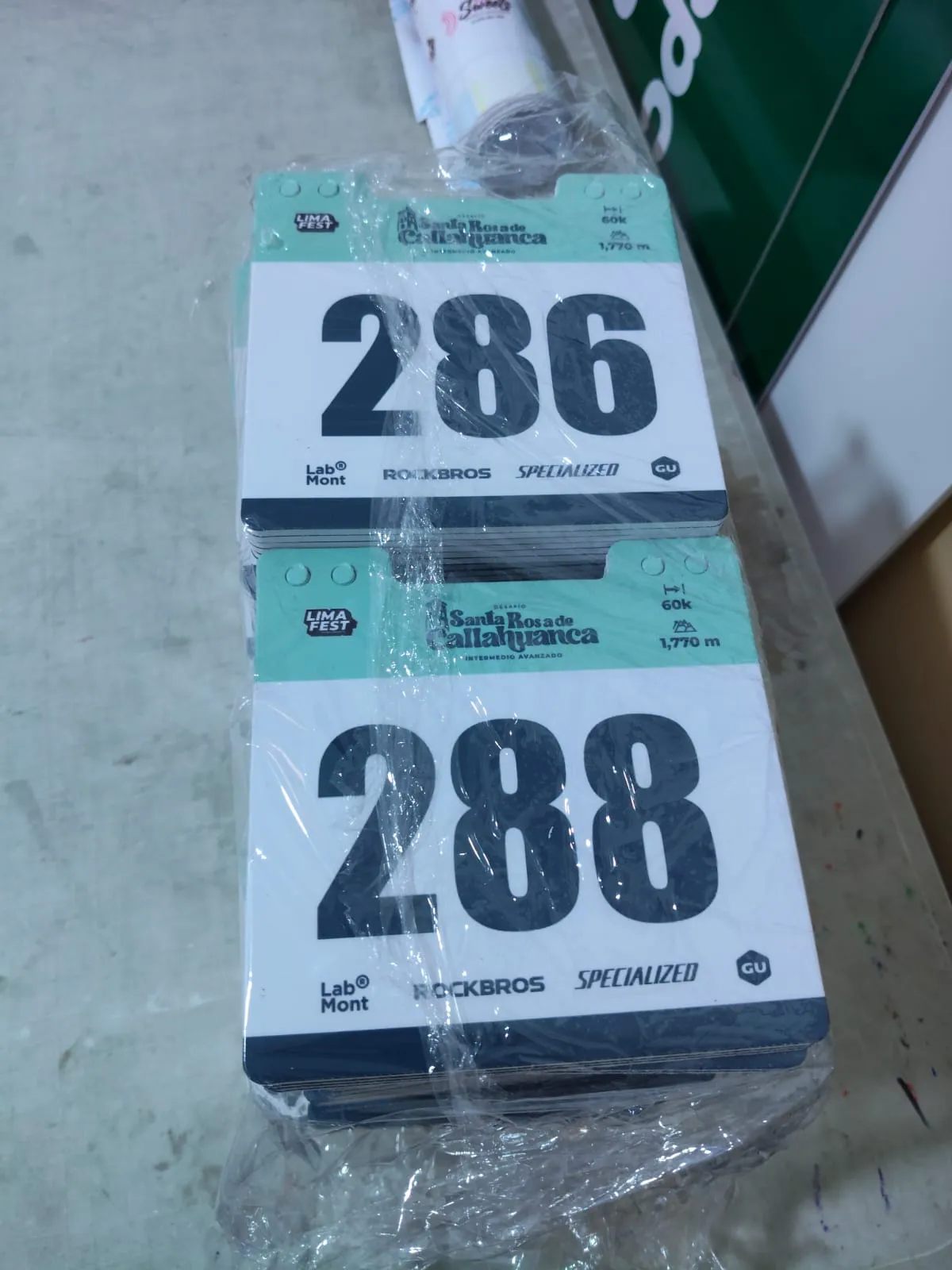 Piezas gráficas impresas preparadas para una activación de marca